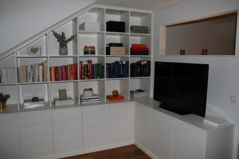 vit bokhylla med böcker